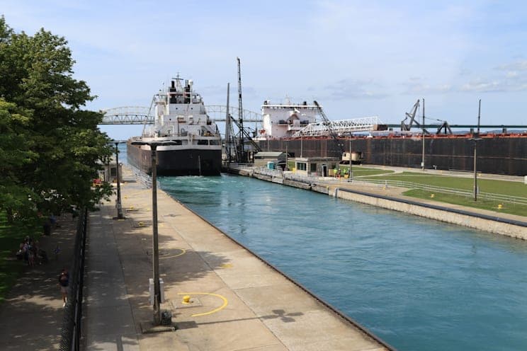 Frachtschiff: Schleuse