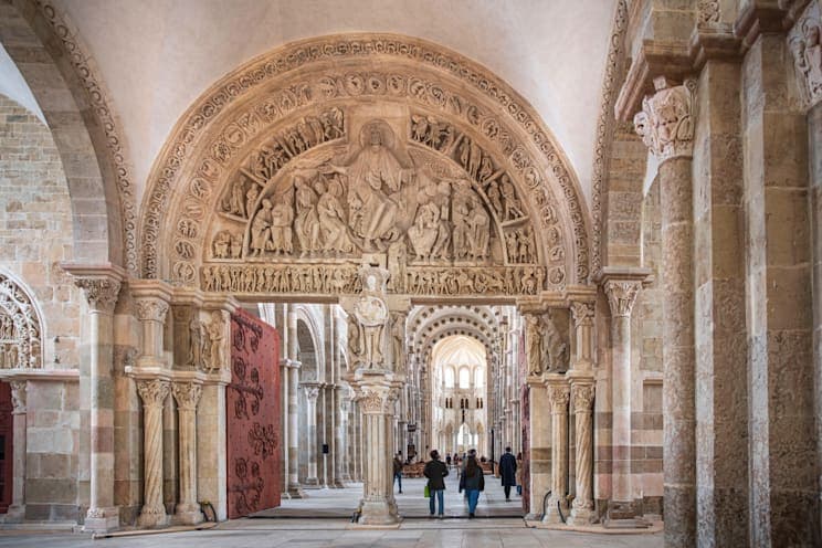 Kapitell an der Abteikirche von Vézelay in Frankreich