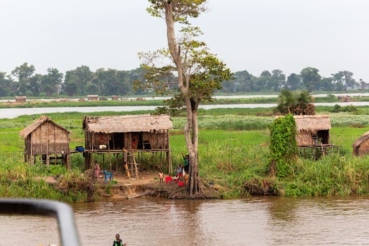 Demokratische Republik Kongo: Dorf im Kongobecken
