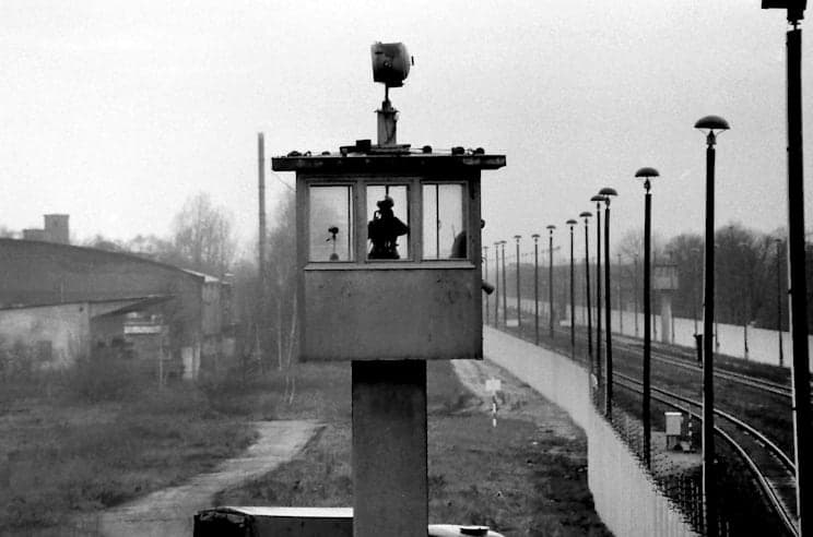 Innerdeutsche Grenze: Bemannter Wachturm an der Grenze in Berlin, 1988.