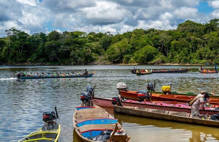 Boote auf dem Fluss Suriname