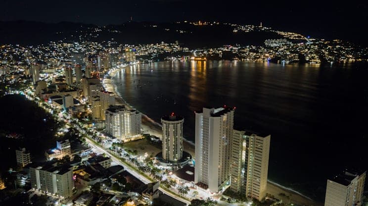 Acapulco: Blick auf die Skyline am Abend